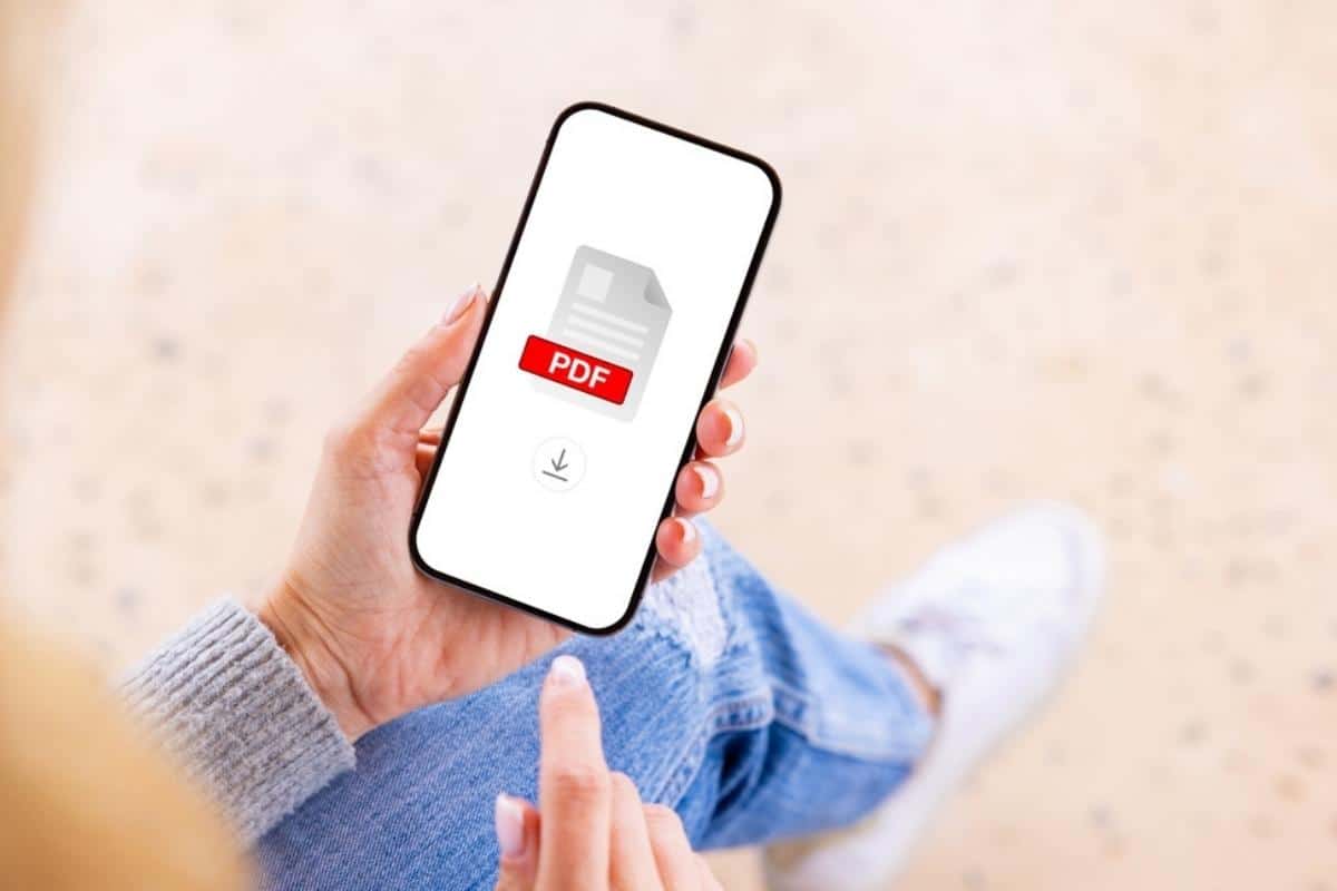 Smartphone con logo pdf in sfondo