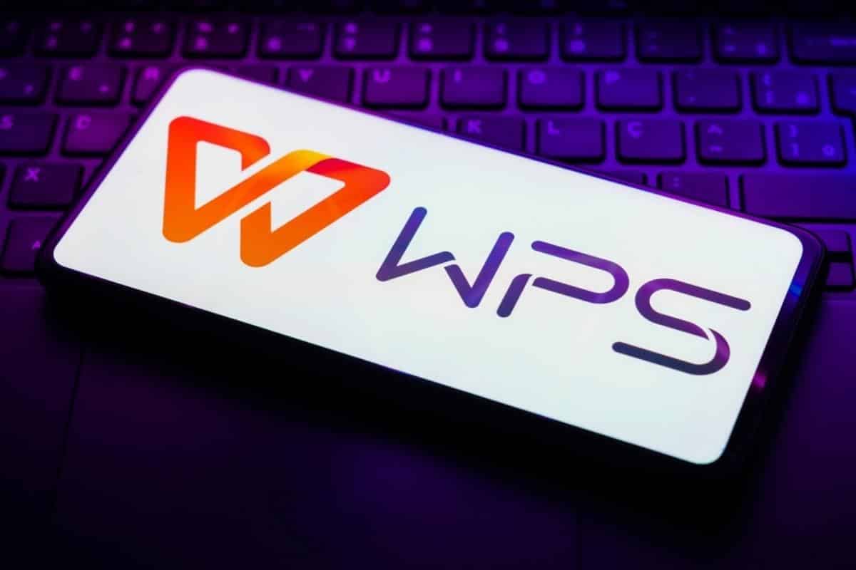 Smartphone con logo WPS su tastiera computer