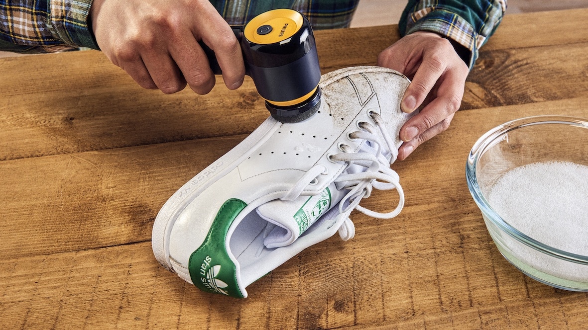 Come pulire bene le sneaker: la nuova spazzola elettrica Philips -  SportOutdoor24