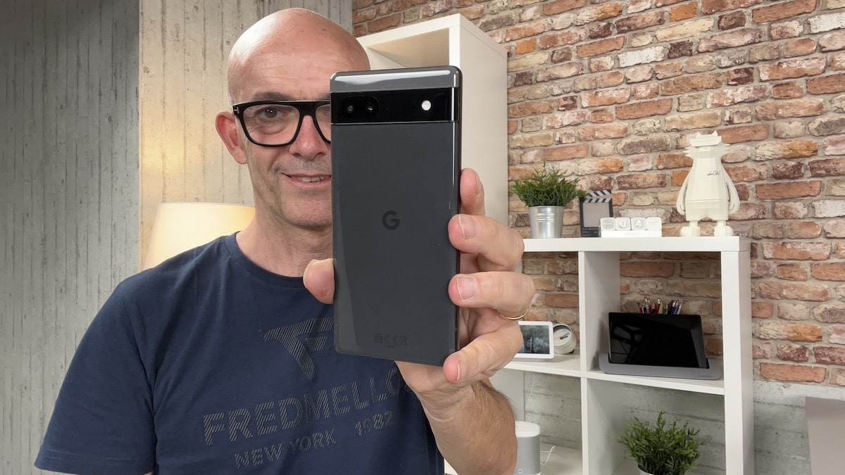 Google Pixel 6A video