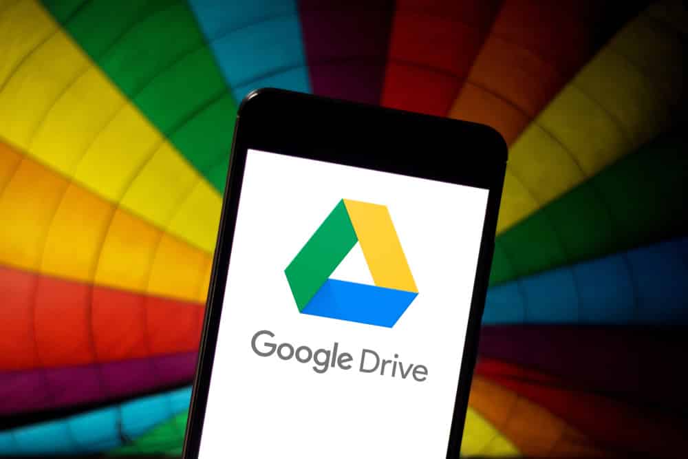 Smartphone con Drive su sfondo colorato