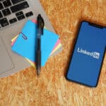 Smartphone su scrivania con Linkedin