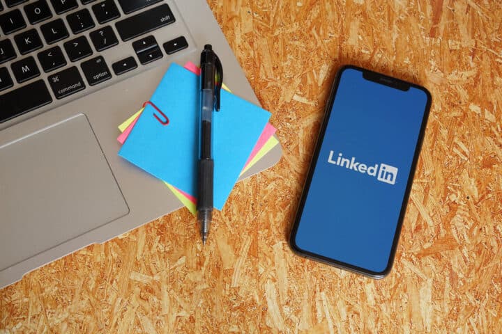 Smartphone su scrivania con Linkedin