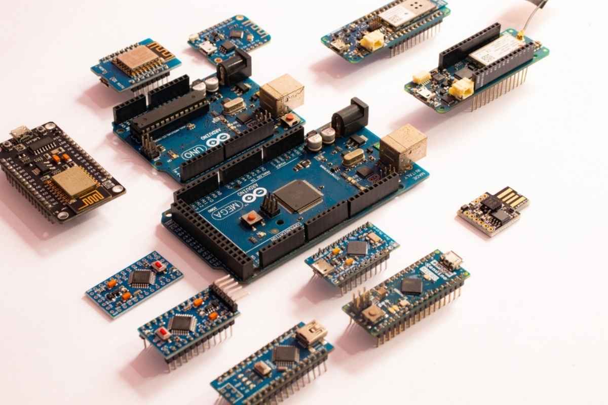 Vari componenti e moduli Arduino su tavolo bianco