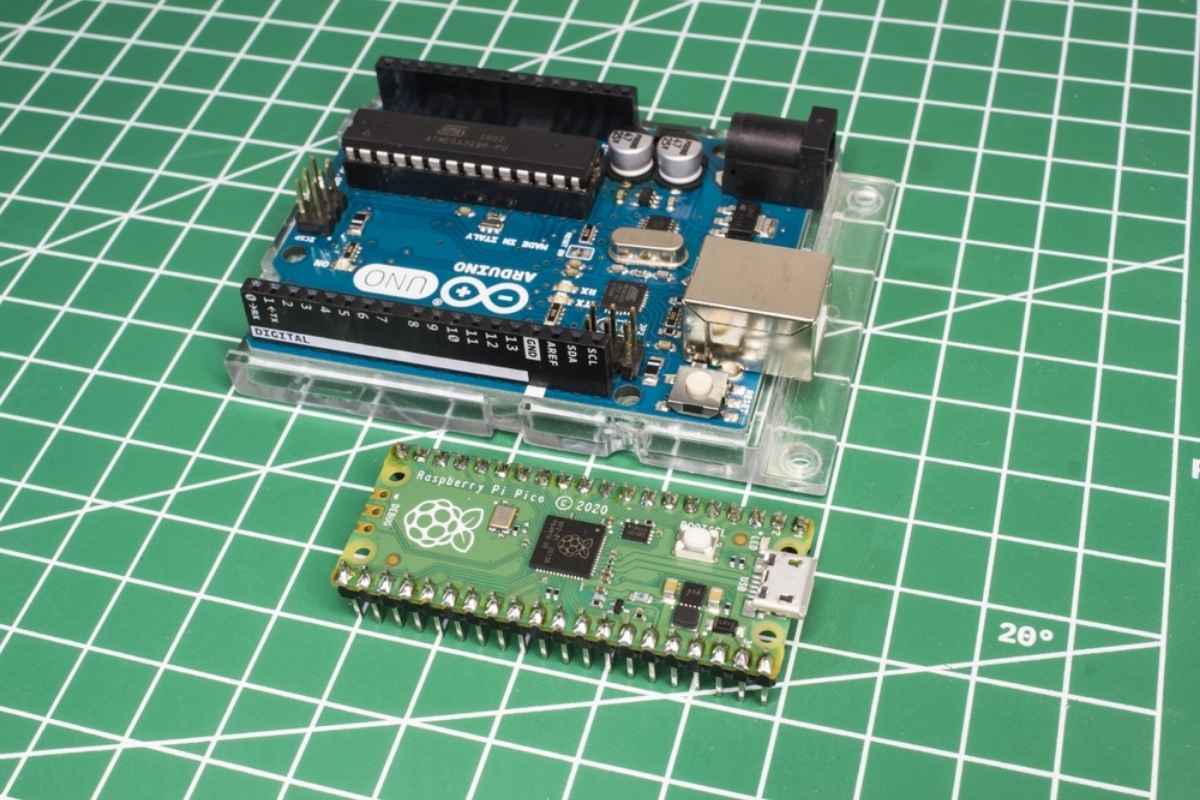 Schede stampate Raspberry e un processore Arduino