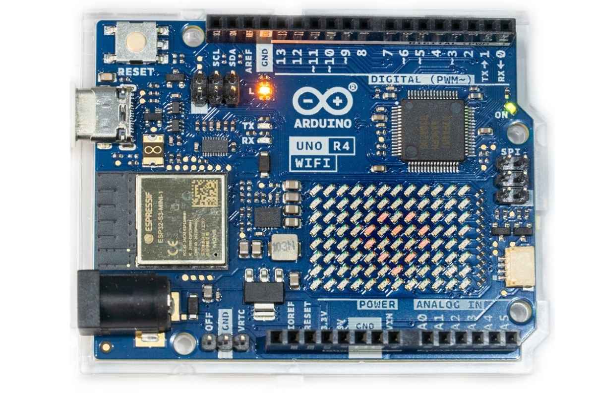 Componente circuitale stampato marchio Arduino su sfondo bianco