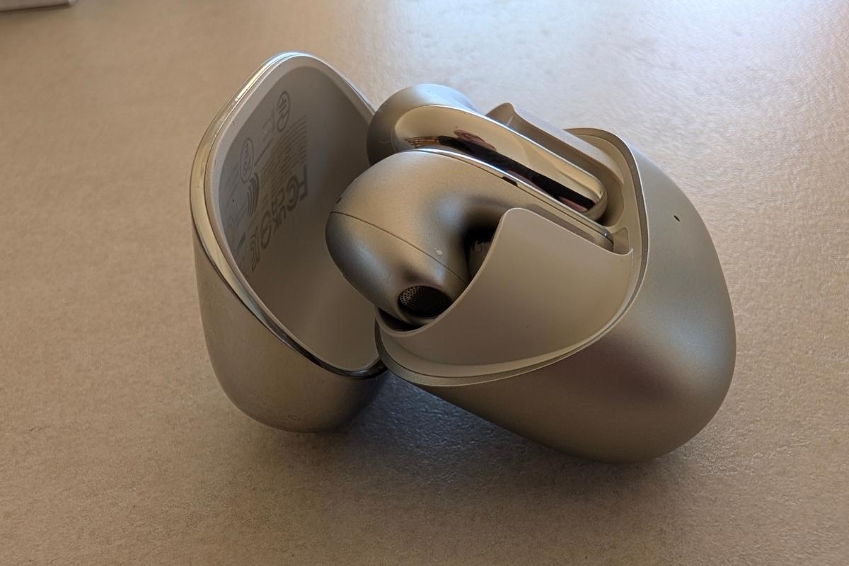 La custodia di Xiaomi Buds 5 vista da lato