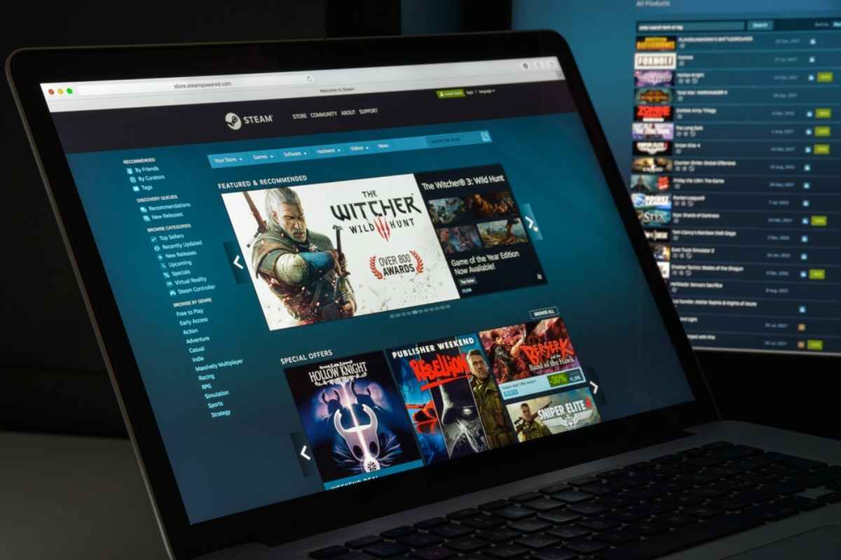 pagina web di steam con anteprima videogiochi su laptop