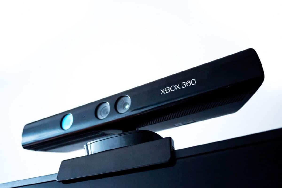 Kinect Xbox 360 su televisore e sfondo bianco