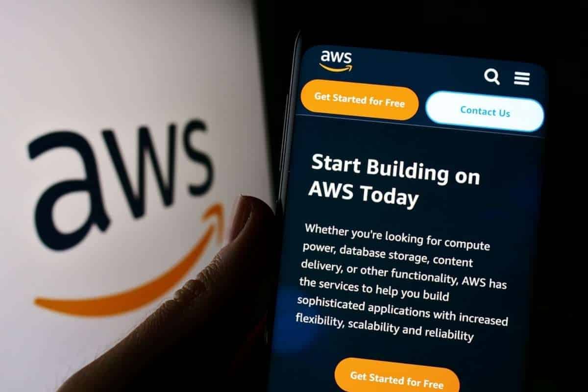 smartphone con frase start building on aws today e logo amazon web services sullo sfondo