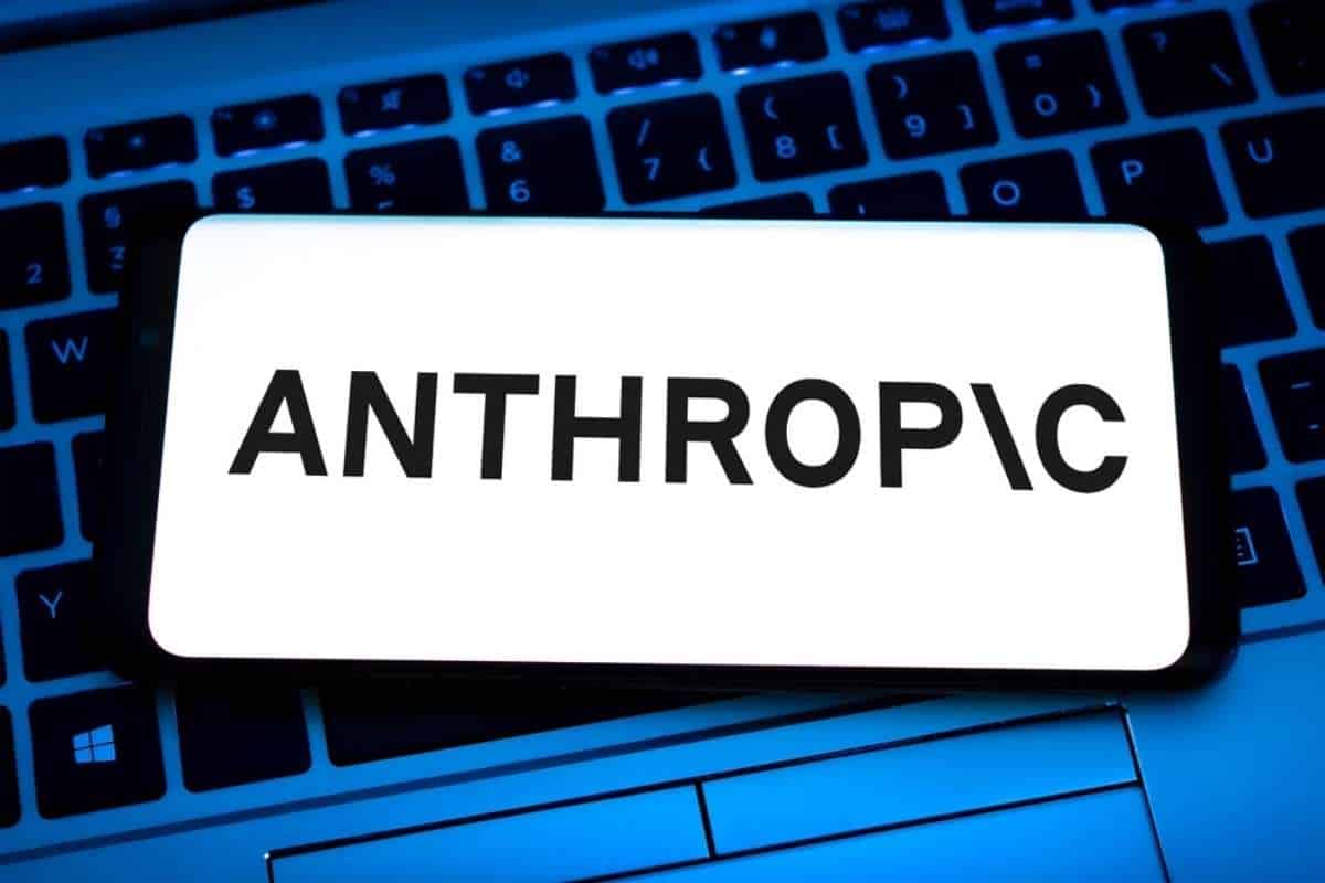 Smartphone su tastiera computer con logo Anthropic