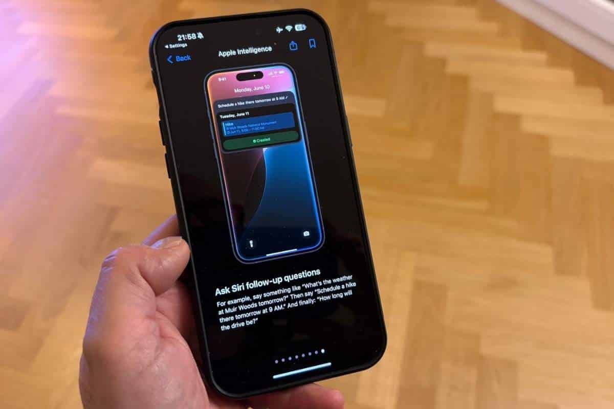 iphone in mano con illustrazione di apple intelligence