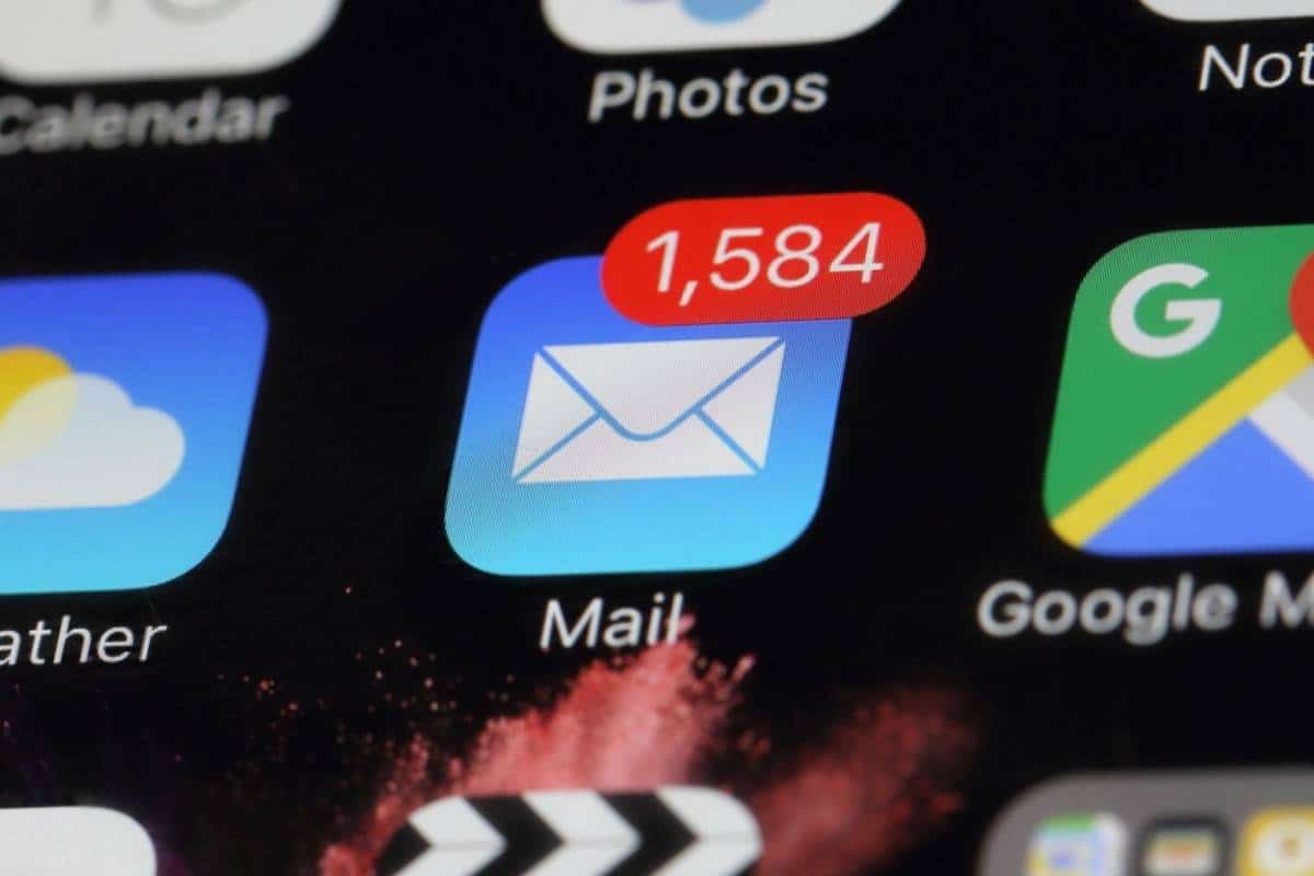 applicazione posta di apple con popup notifica 1584 email