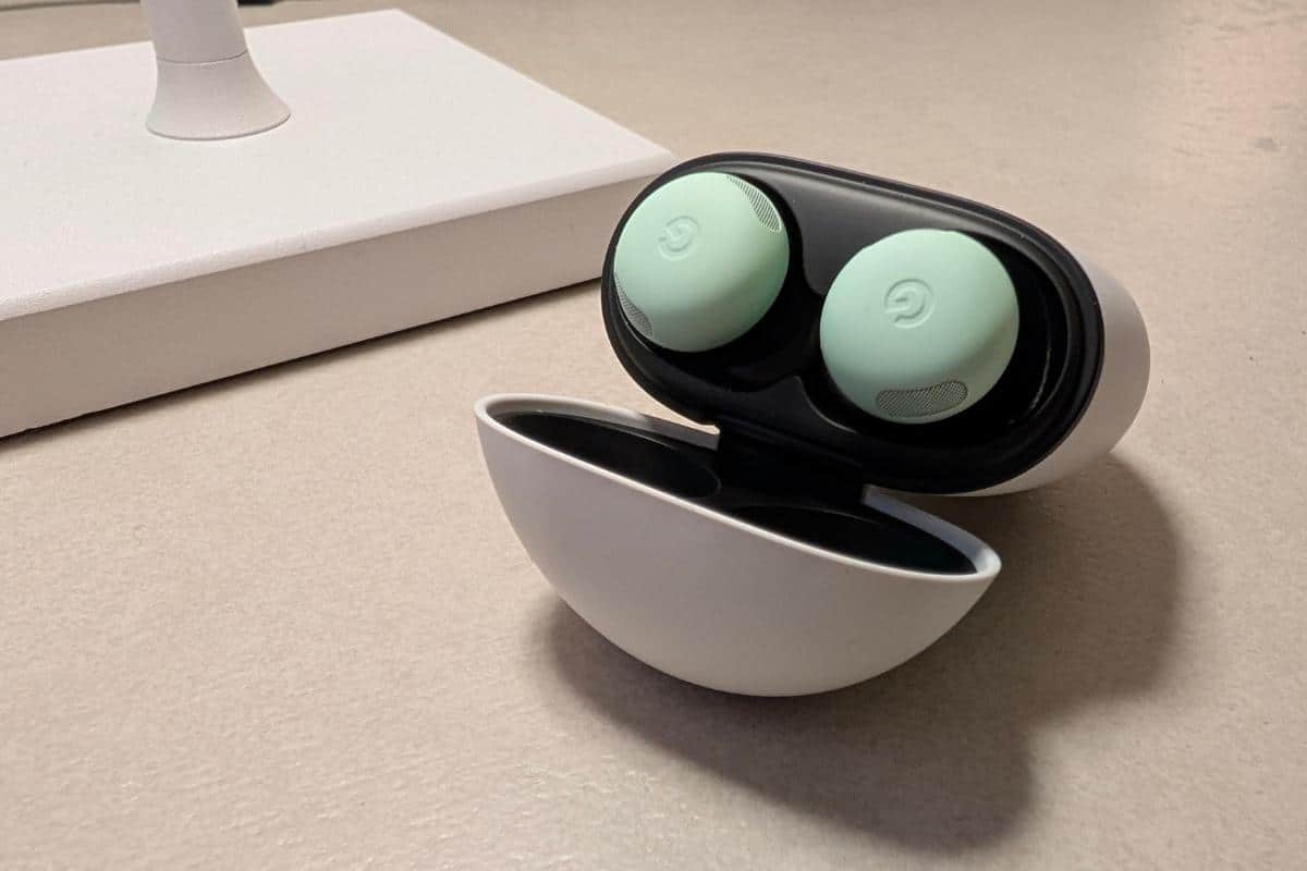 I Google Pixel Buds Pro 2 su una scrivania