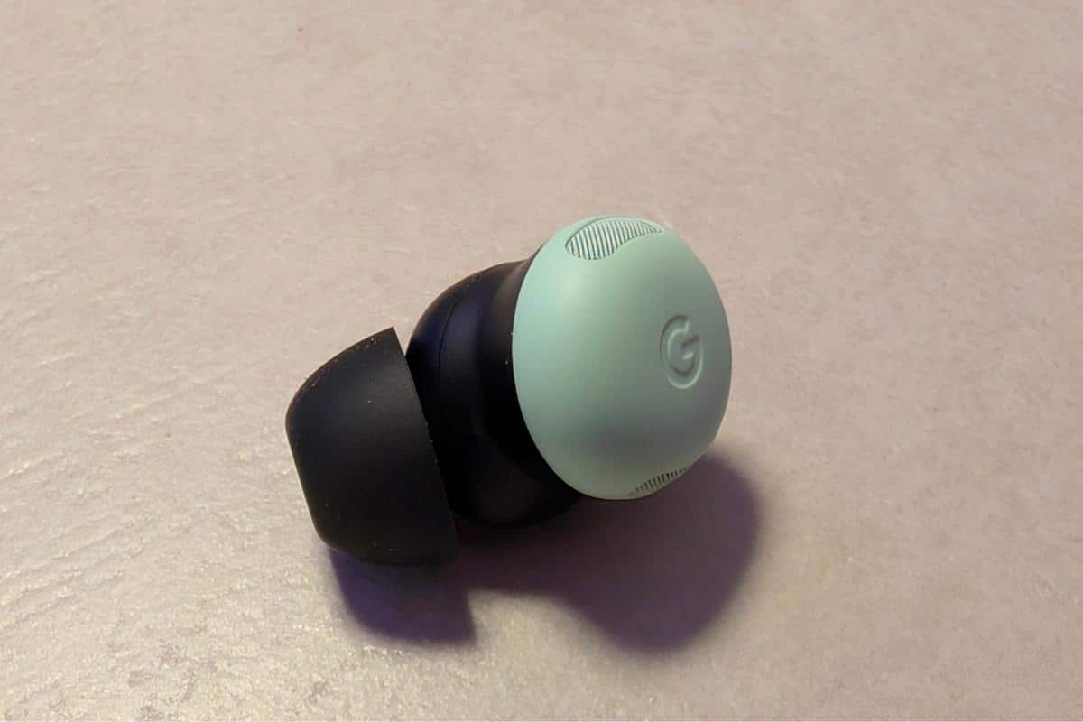 Uno degli auricolari Google Pixel Buds Pro 2