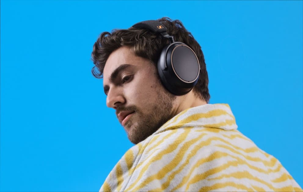 Un ragazzo indossa le sennheiser momentum 4