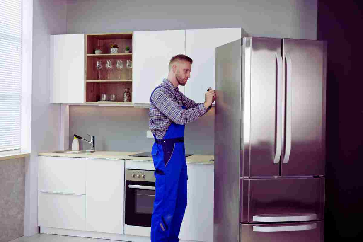 Se hai il frigo vicino al mobile della cucina devi fare attenzione