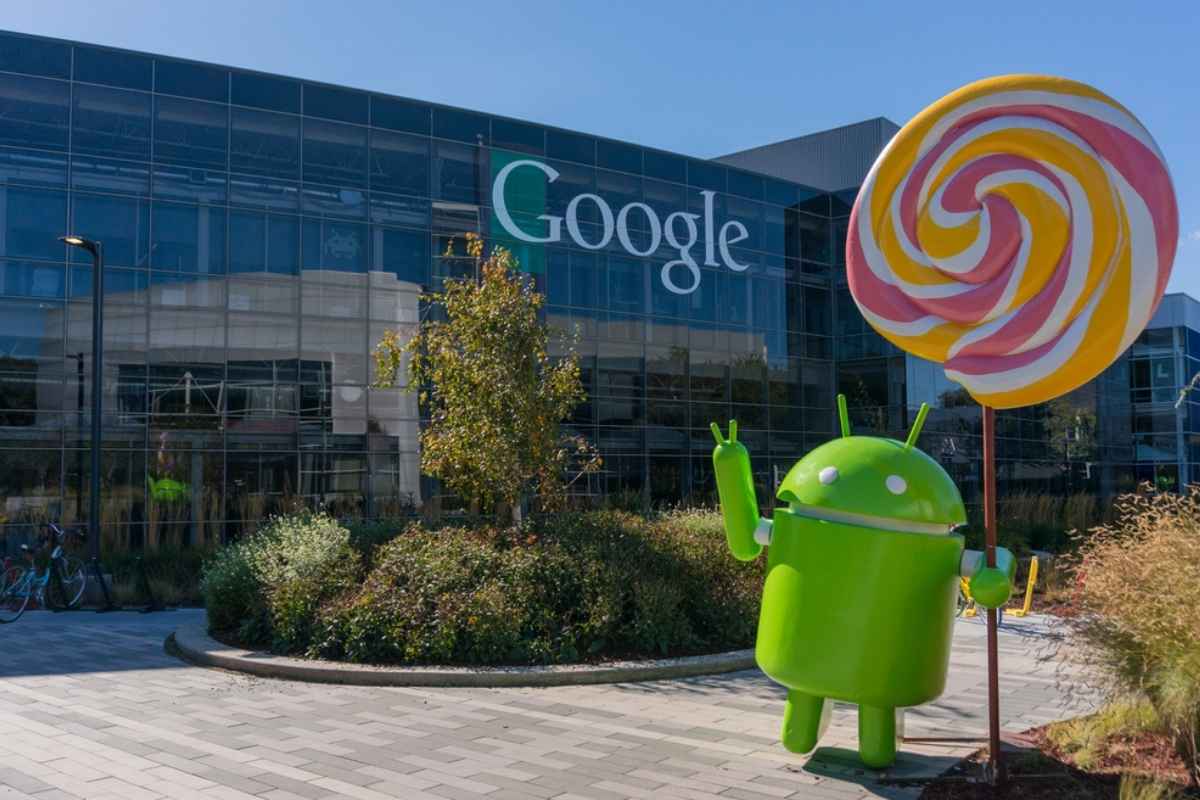 robottino android di fronte sede google con lollipop in mano