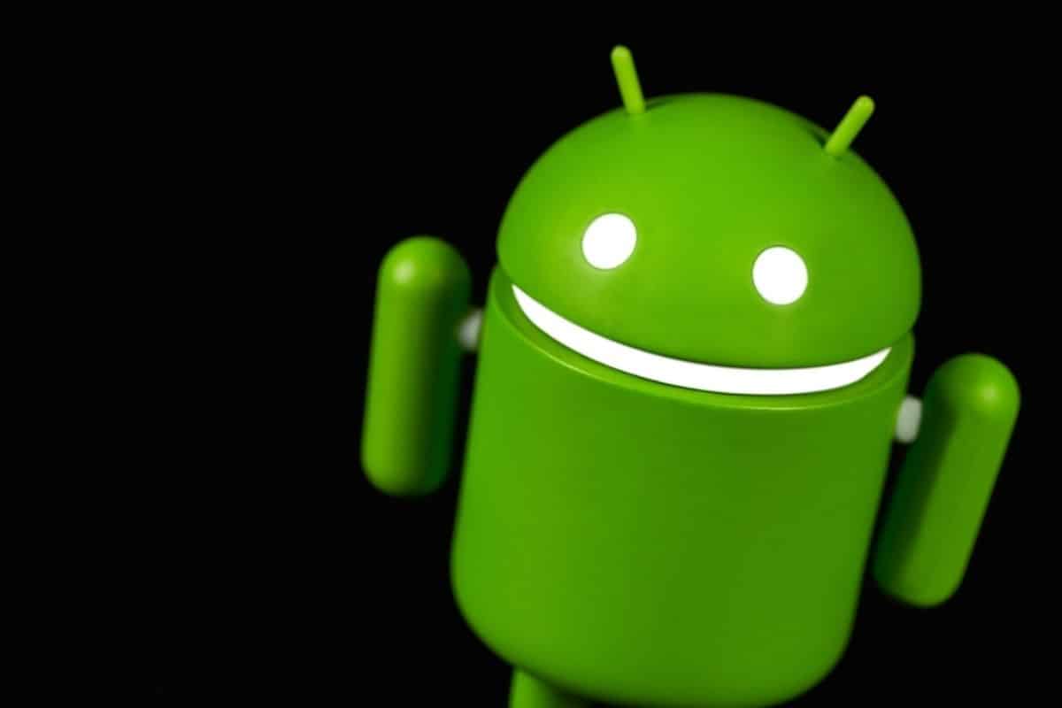 robot android su sfondo nero