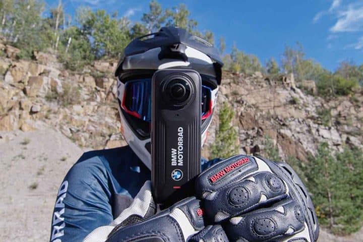 Insta 360 X4 BMW Motorrad in mano a motociclista