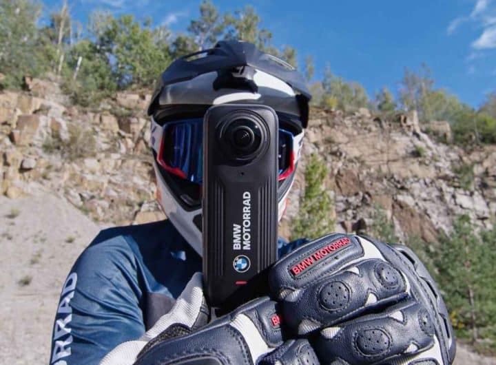 Insta 360 X4 BMW Motorrad in mano a motociclista