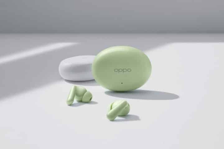 OPPO Enco Air4 bianche e verdi su sfondo bianco in verticale