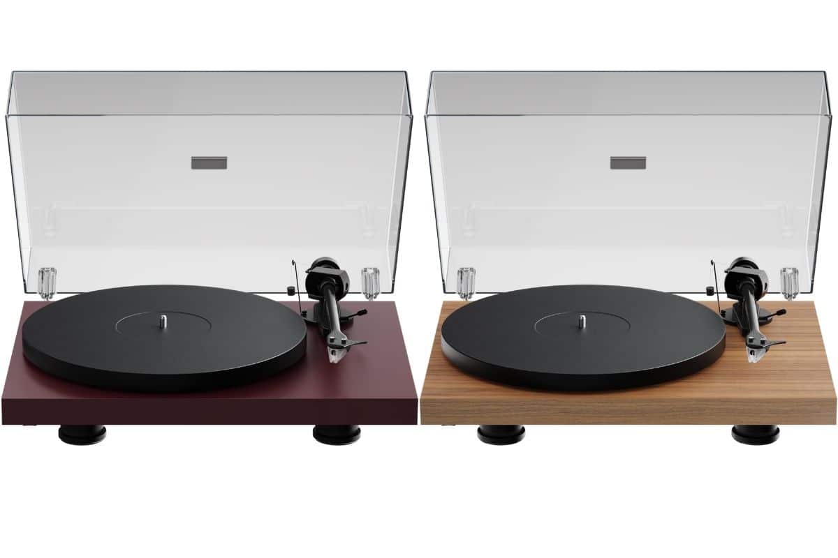 Pro-Ject Debut Carbon Evo 2 nelle due colorazioni rosso e legno