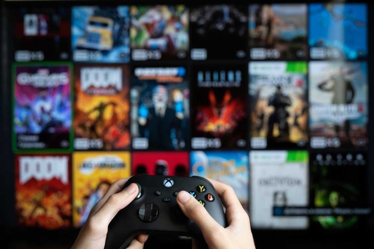 Xbox Game Pass libreria su sfondo e controller in primo piano