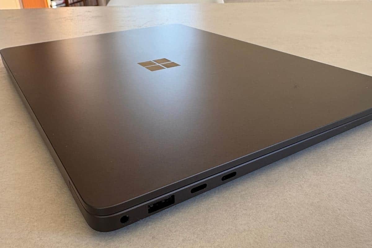 Microsoft Surface Laptop 7 visto da chiusuo