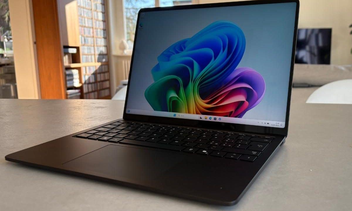 Microsoft Surface Laptop 7 visto di fronte