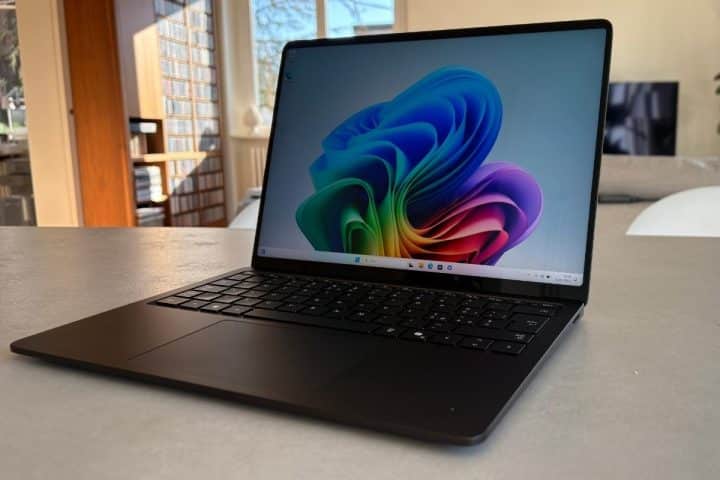 Microsoft Surface Laptop 7 visto di fronte