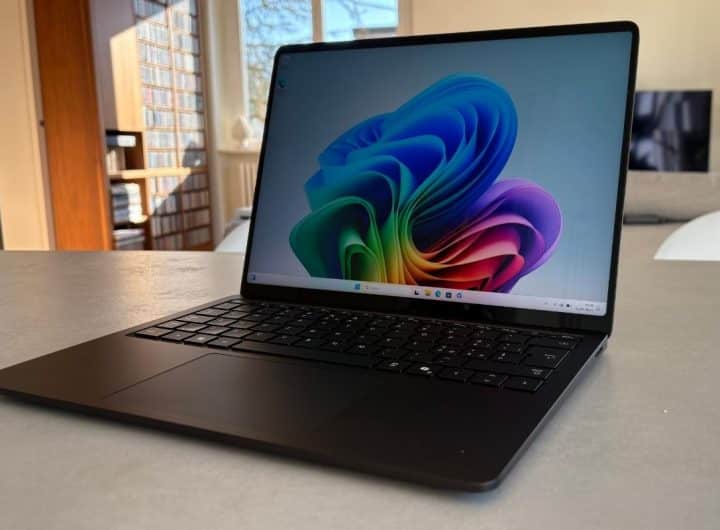 Microsoft Surface Laptop 7 visto di fronte