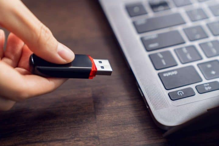 unità di avvio USB vicino computer