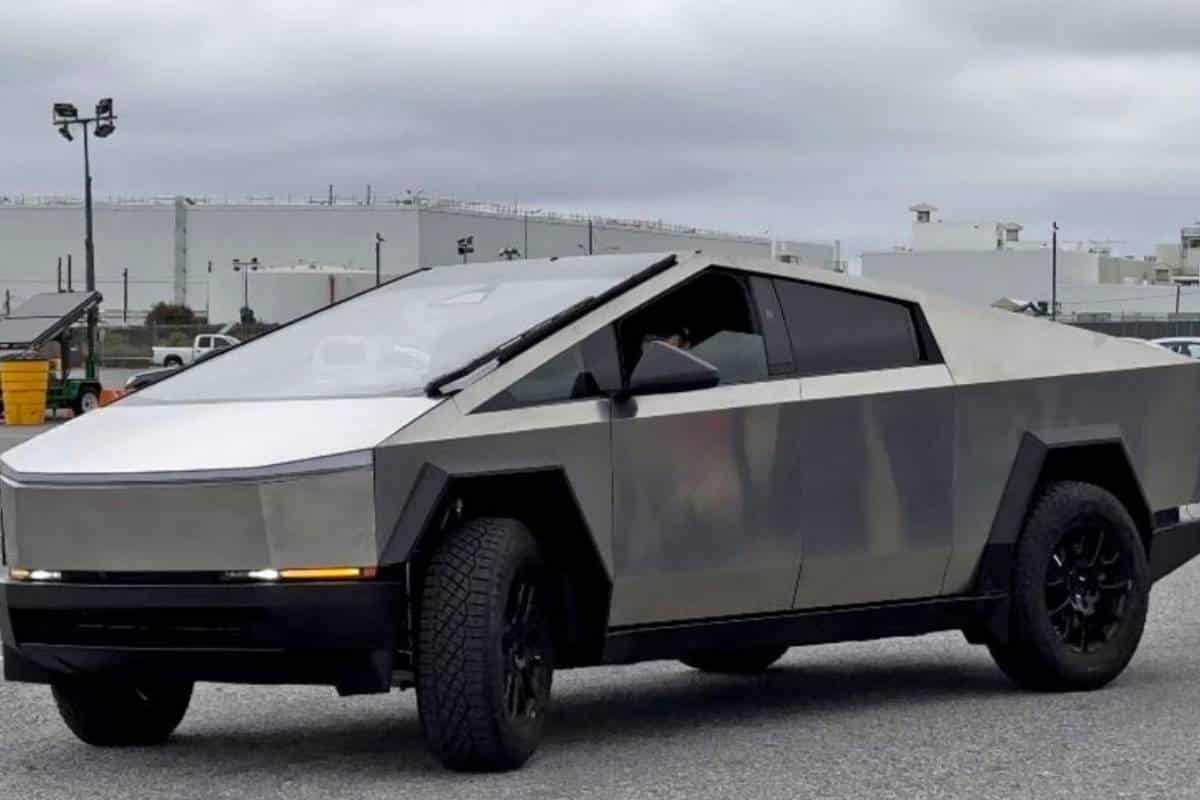 Perché il Tesla Cybertruck è "vietato" nel Regno Unito (e non è solo una questione di design)