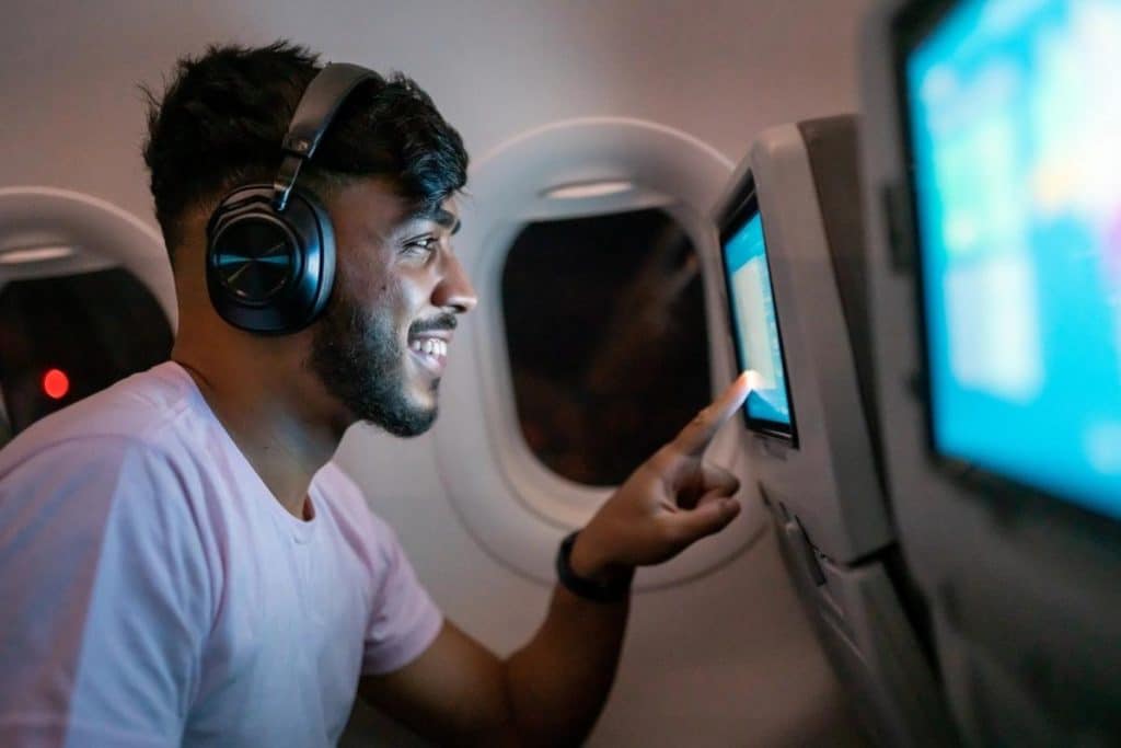 Un'esperienza audio premium anche in aereo: come connettere le cuffie Bluetooth ai sistemi di intrattenimento in volo