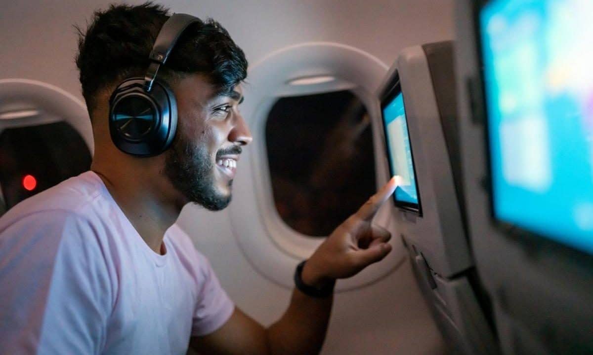 Un'esperienza audio premium anche in aereo: come connettere le cuffie Bluetooth ai sistemi di intrattenimento in volo