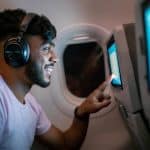 Un'esperienza audio premium anche in aereo: come connettere le cuffie Bluetooth ai sistemi di intrattenimento in volo