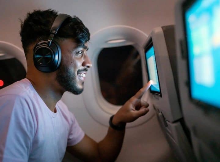 Un'esperienza audio premium anche in aereo: come connettere le cuffie Bluetooth ai sistemi di intrattenimento in volo