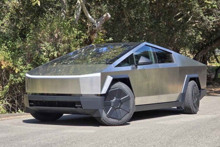 Perché il Tesla Cybertruck è "vietato" nel Regno Unito (e non è solo una questione di design)