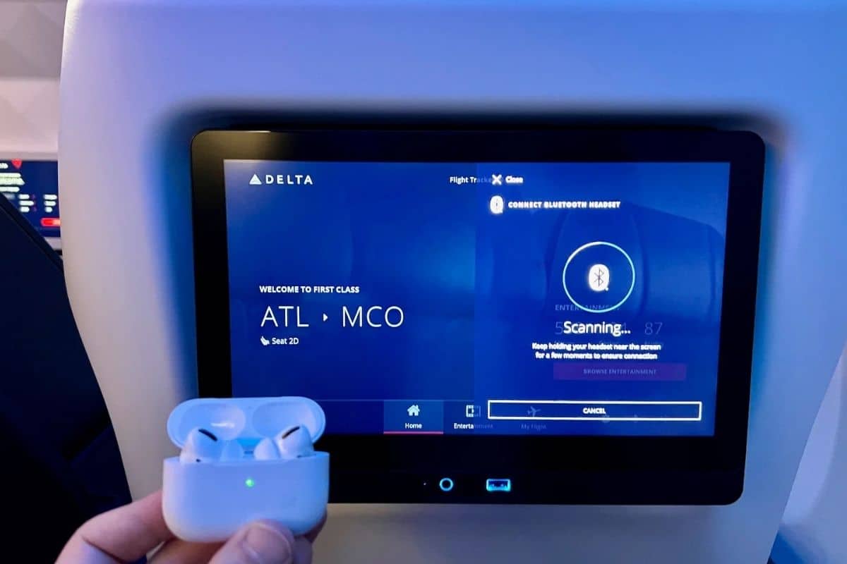 Un'esperienza audio premium anche in aereo: come connettere le cuffie Bluetooth ai sistemi di intrattenimento in volo