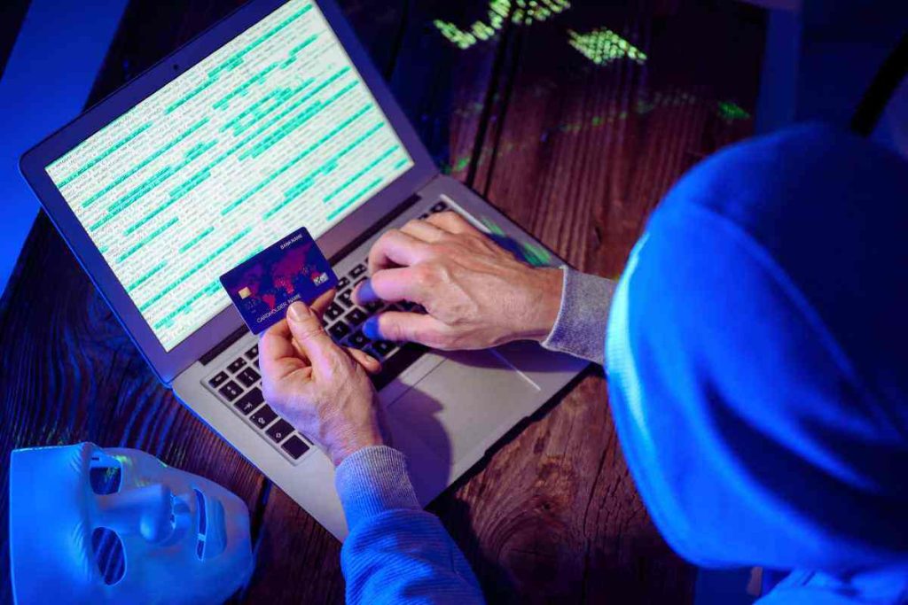 Hacker hanno violato migliaia di account