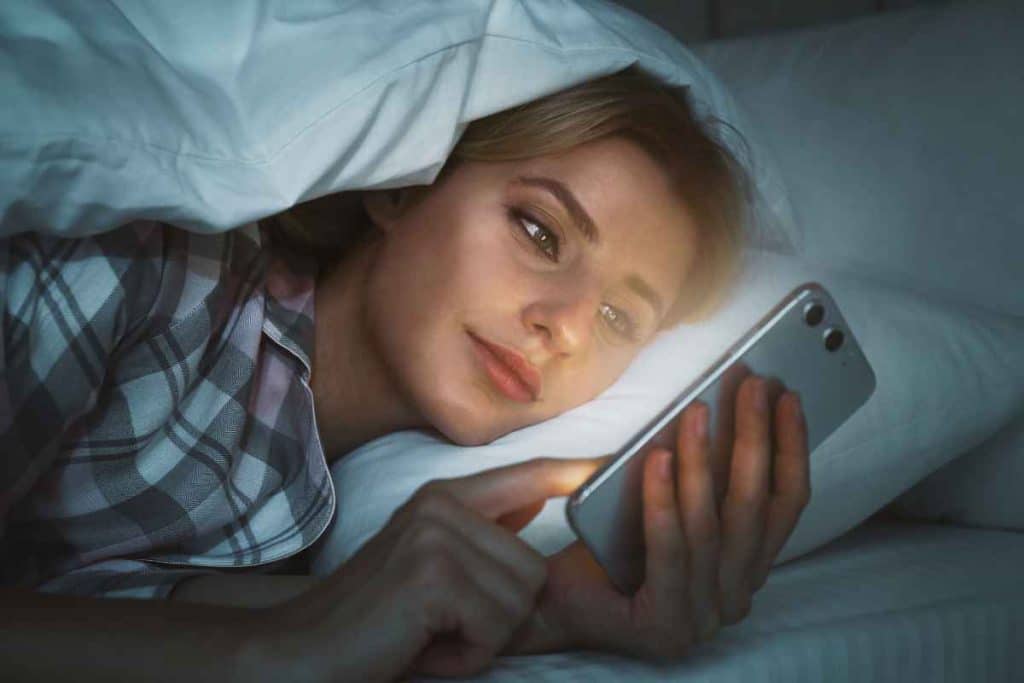 Usi lo smartphone a letto