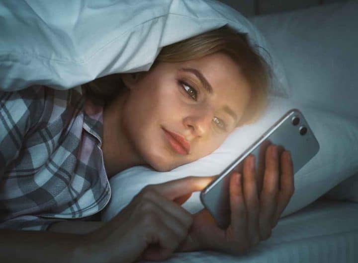 Usi lo smartphone a letto