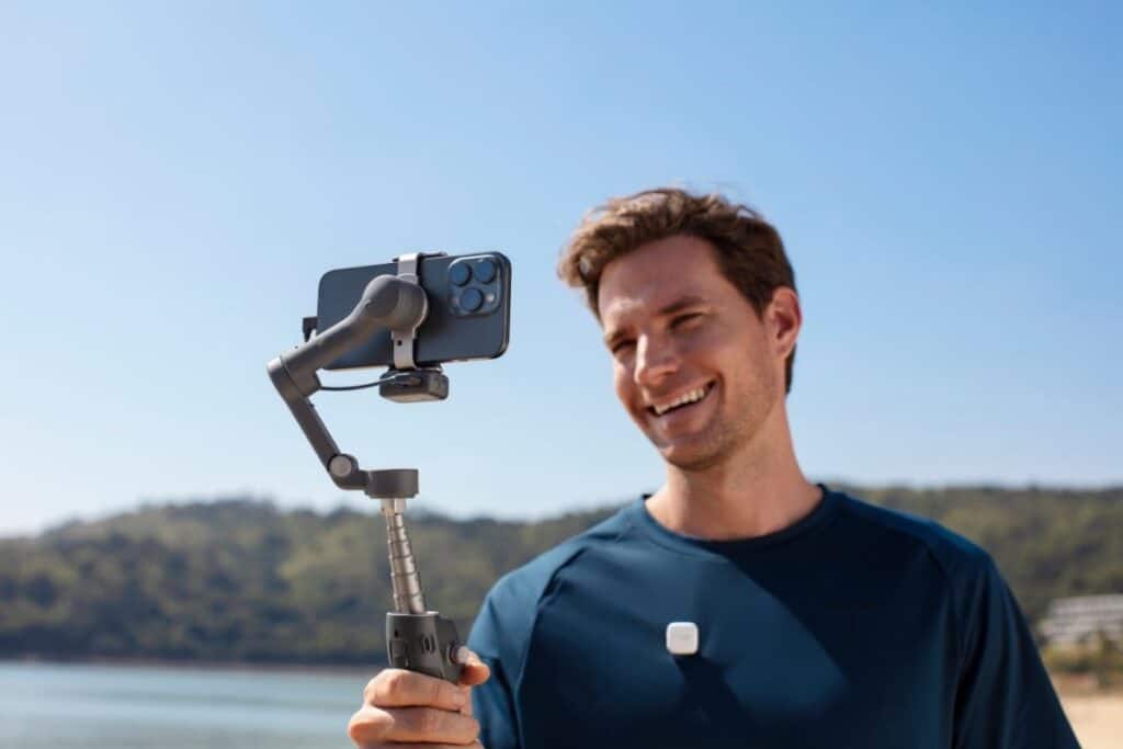 DJI Osmo Mobile 7 impugnato da un utente