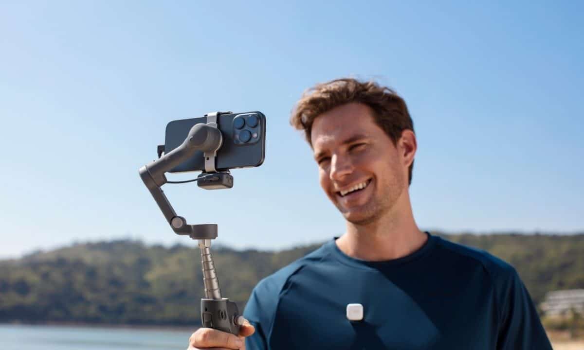 DJI Osmo Mobile 7 impugnato da un utente