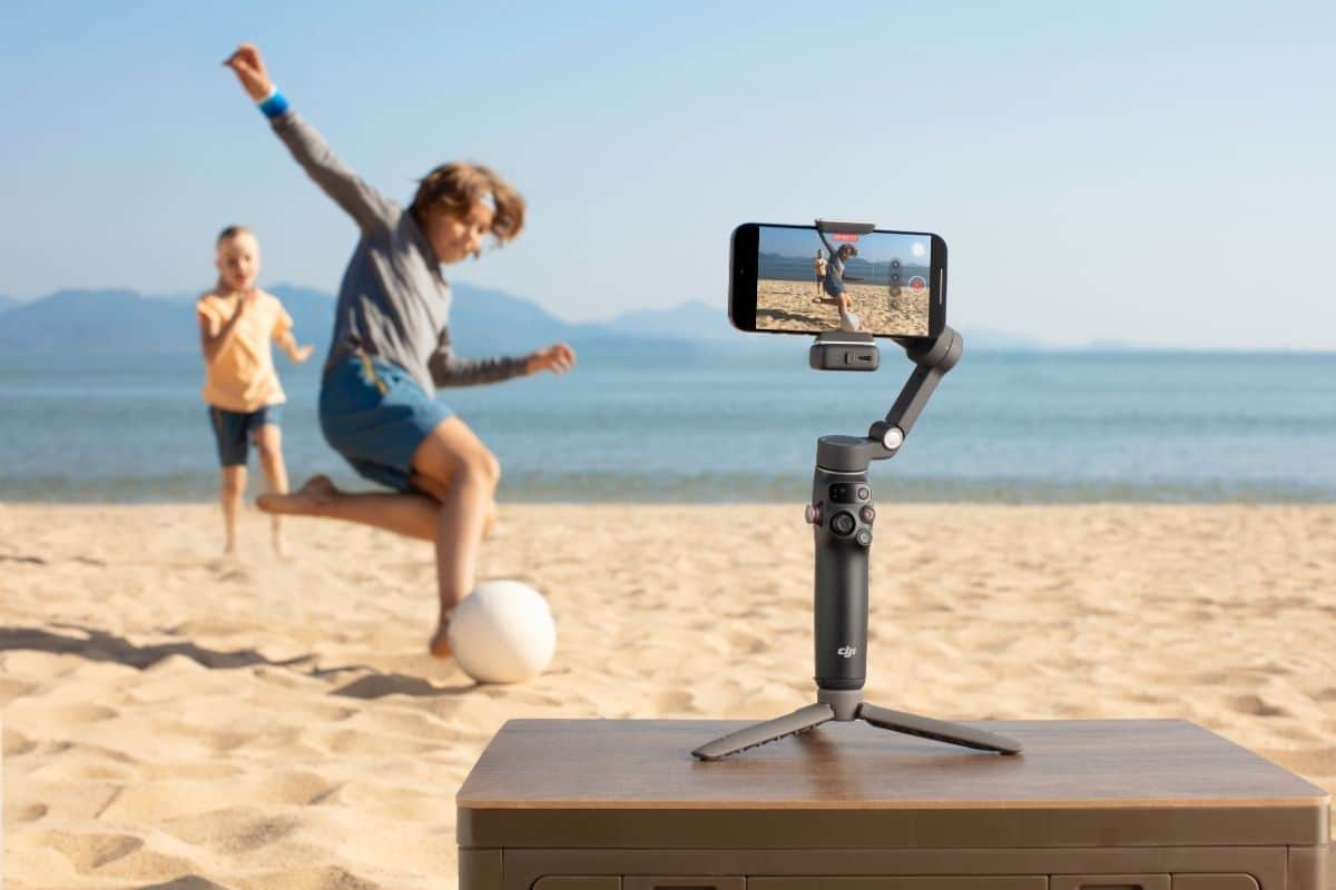 DJI Osmo Mobile 7 sul suo treppiede