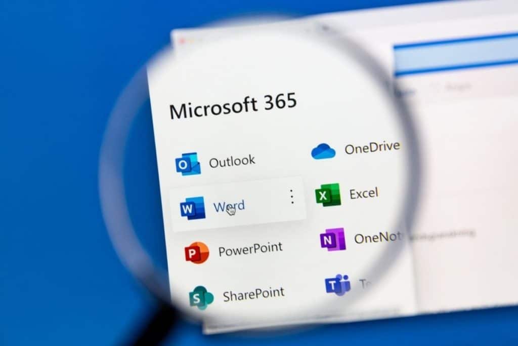 Lente d'ingrandimento su schermo con microsoft 365 e i prodotti della suite