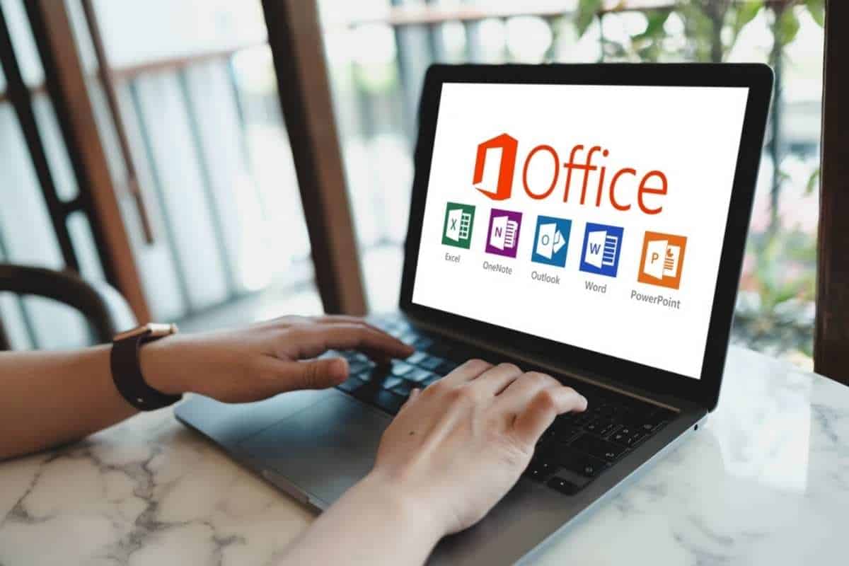 Computer che mostra suite di microsoft office con mani sulla tastiera