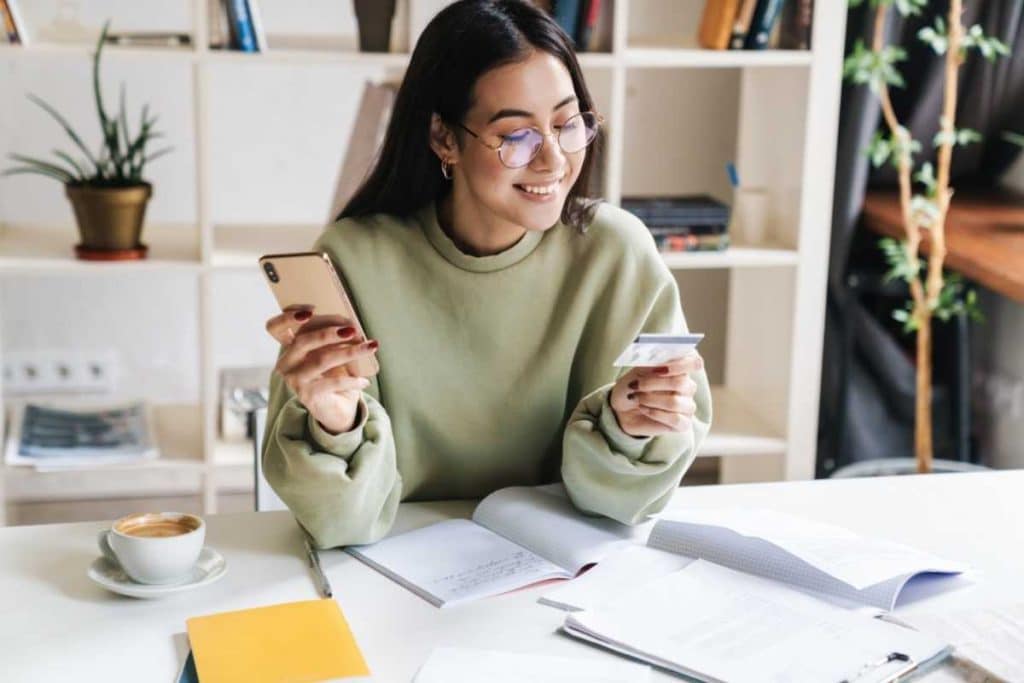 Ragazza che acquista con bonus stato