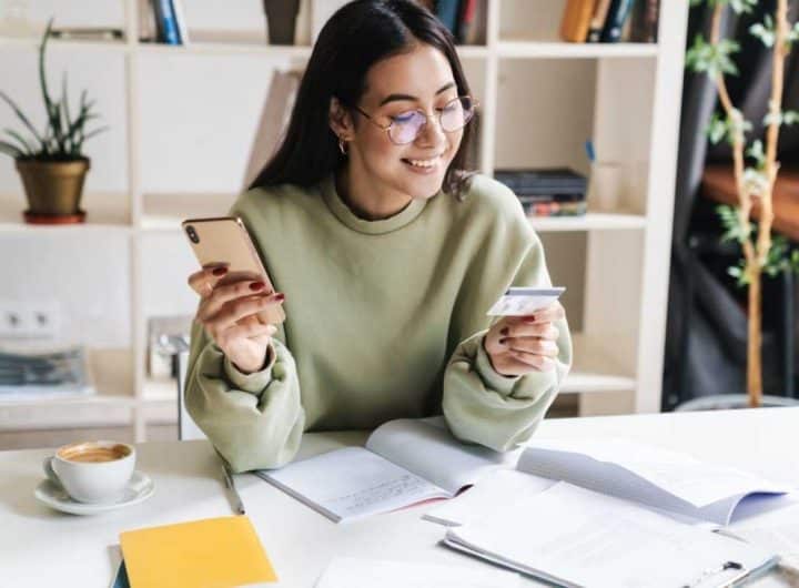 Ragazza che acquista con bonus stato